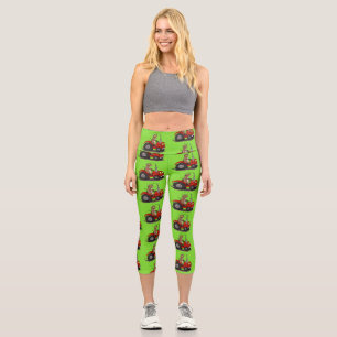 Niedliche glückliche Kuh, die einen roten Traktor- Capri Leggings