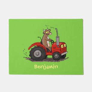 Niedliche glückliche Kuh, die einen roten Traktor- Fußmatte