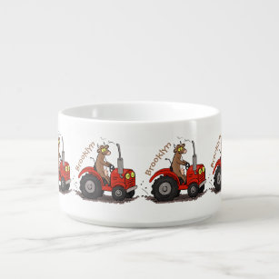 Niedliche glückliche Kuh, die einen roten Traktor- Kleine Suppentasse