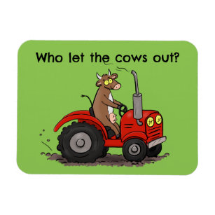 Niedliche glückliche Kuh, die einen roten Traktor- Magnet