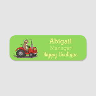 Niedliche glückliche Kuh, die einen roten Traktor- Namensschild