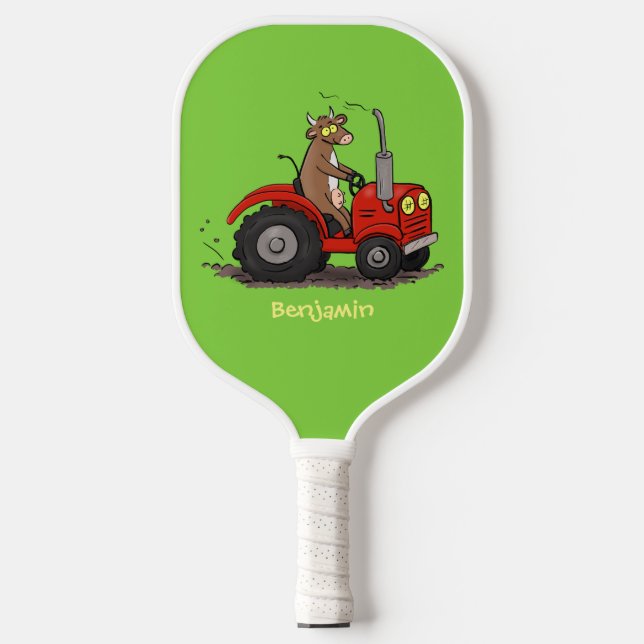 Niedliche glückliche Kuh, die einen roten Traktor- Pickleball Schläger (Vorderseite)