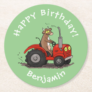 Niedliche glückliche Kuh, die einen roten Traktor- Runder Pappuntersetzer