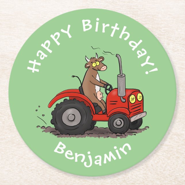 Niedliche glückliche Kuh, die einen roten Traktor- Runder Pappuntersetzer (Vorderseite)