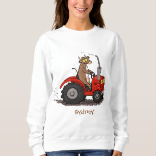 Niedliche glückliche Kuh, die einen roten Traktor- Sweatshirt
