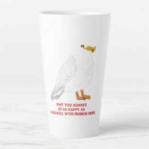 Niedliche glückliche Möwe mit Pommes frites Milchtasse
