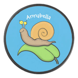 Niedliche, glückliche Schnecke auf einer Cartoon-I Eishockey Puck