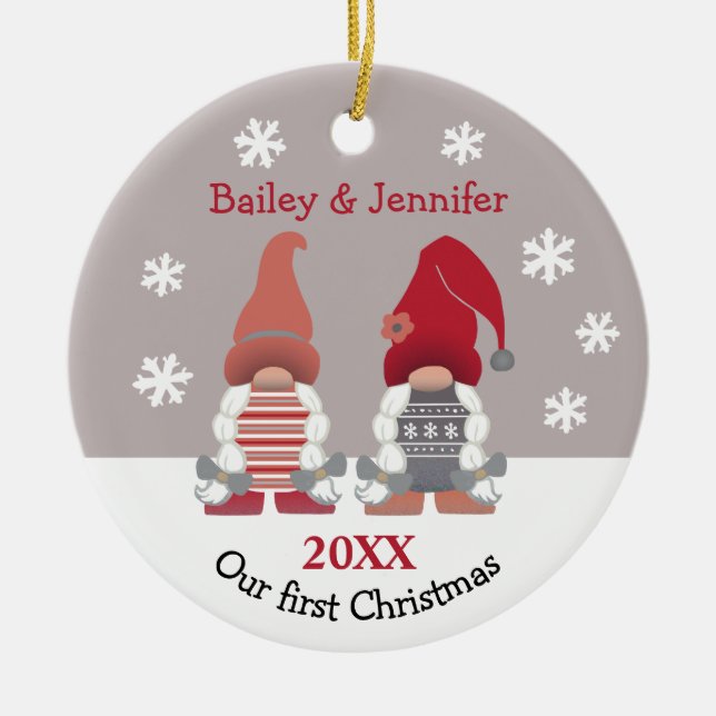 Niedliche Gnomen Unser erstes Weihnachts-Rosa Grau Keramik Ornament (Vorne)