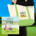 Niedliche Golfszene Pink Cart Name Golfin Königin Tragetasche<br><div class="desc">Eine Touch Golf-Spaß für die Freundin in Ihrem Leben, die sich mit diesem amüsieren wird - ein lustiger Golfwagen für den Golfliebhaber, der gerne mit Stil spielt - oder einfach nur Lieben zu spielen - personalisiert mit Vorname . Oder, holen Sie sich einen für sich und erzählen Sie Ihre Geschichte....</div>