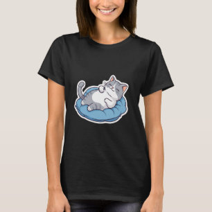 Niedliche Grau-Weiß getigerte Smoking-Katze entspa T-Shirt