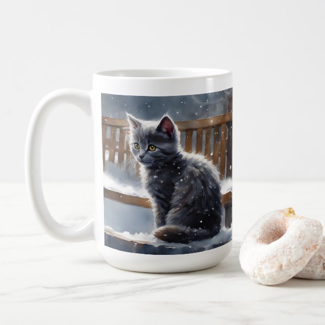 Niedliche graue Katze auf einer Schneedecke Kaffeetasse (Mit Donut)