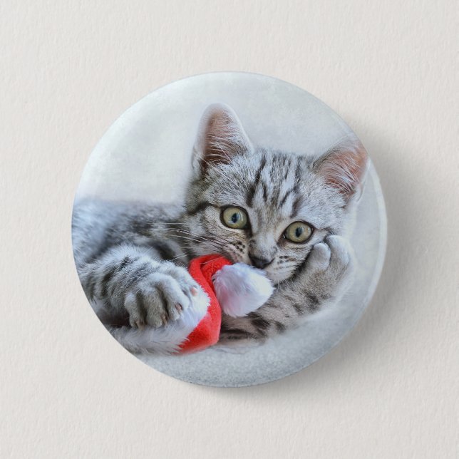 Niedliche graue Tabby Cat mit Weihnachtsmütze Weih Button (Vorderseite)