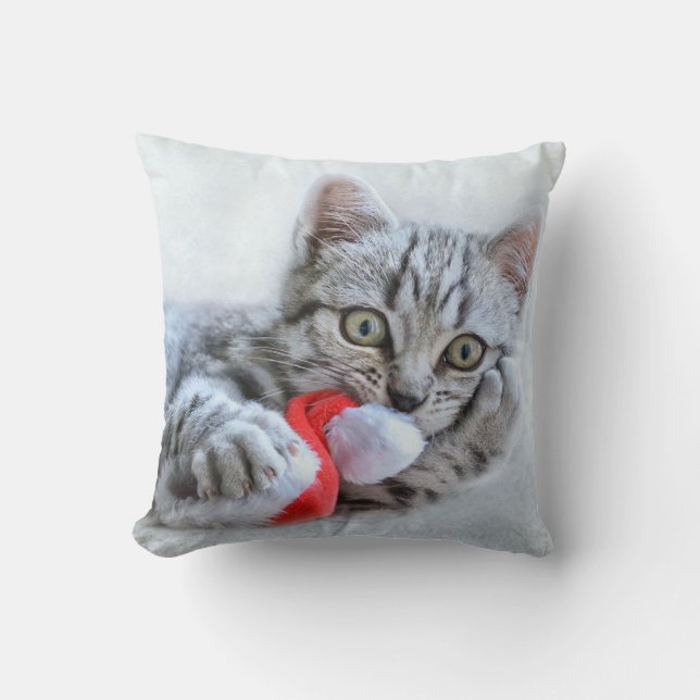 Niedliche graue Tabby Cat mit Weihnachtsmütze Weih Kissen (Vorderseite)