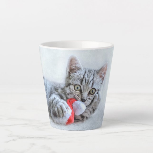 Niedliche graue Tabby Cat mit Weihnachtsmütze Weih Milchtasse (Vorderseite)