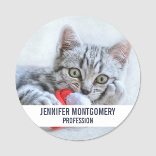 Niedliche graue Tabby Cat mit Weihnachtsmütze Weih Namensschild