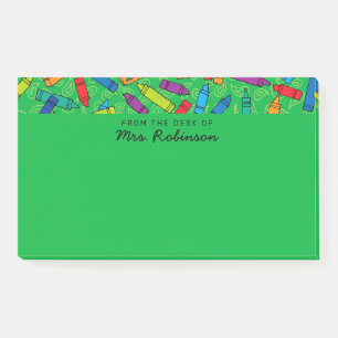 Niedliche grüne Crayons Lehrer aus dem Schreibtisc Post-it Klebezettel