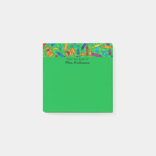 Niedliche grüne Crayons Lehrer aus dem Schreibtisc Post-it Klebezettel