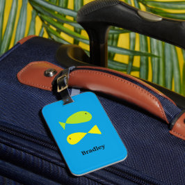 Niedliche, grüne und gelbe Fische auf blau Gepäckanhänger