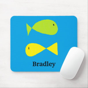 Niedliche, grüne und gelbe Fische auf blau Mousepad