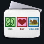 Niedliche Guinea Laptopschutzhülle<br><div class="desc">Die Guinea der friedlichen Liebe schwingt. Ein hübsches Friedenszeichen,  ein Herz und ein niedliches Guinea Schwein Haustier.</div>