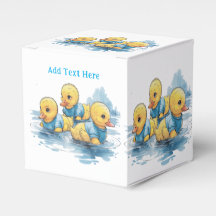 Niedliche Gummiente in blauer Kleidung