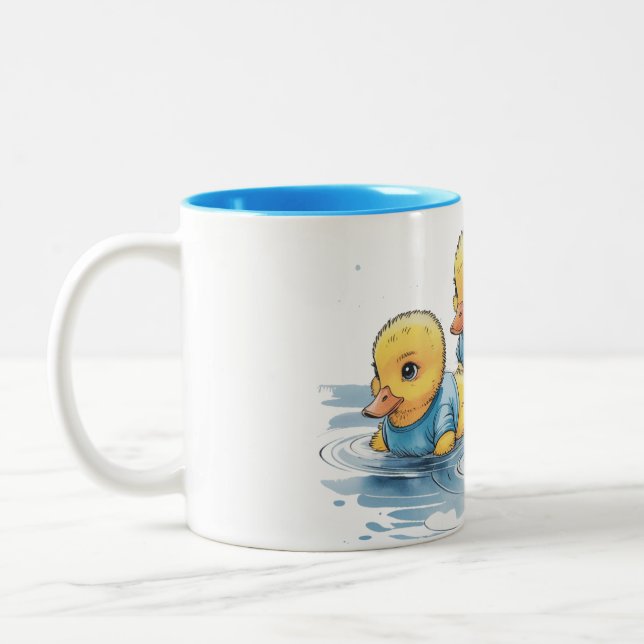 Niedliche Gummiente in blauer Kleidung Zweifarbige Tasse (Links)