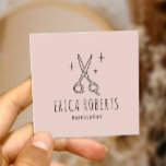 Niedliche Haarstille Schere Minimalistisch Blush P Quadratische Visitenkarte<br><div class="desc">Minimalistische Friseurschere Zeichnend Schönheitssalon Rosa Visitenkarten.</div>
