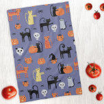 Niedliche Halloween Cat Spooky Geschirrtuch<br><div class="desc">Niedliches und spukhaftes Halbkuppelmuster mit KatzenHexen,  Kürbislantern,  Spinnen,  Schädeln,  Gespenstern und Zombies. Ach! Originelle Kunst von Nic Squirrell.</div>