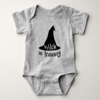 Niedliche Halloween-Hexe im Training