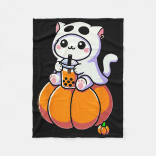 Niedliche Halloween-Katze in Geisterkostüm trinken Fleecedecke
