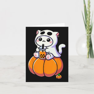 Niedliche Halloween-Katze in Geisterkostüm trinken Karte