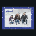 Niedliche handgezeichnete Sterne Happy Hanukkah Fa Feiertagskarte<br><div class="desc">Stilvolle und niedliche Fotokarten sind in dieser Ferienzeit für alle Ihre Freunde und Familie ideal. Passen Sie den Text "glücklich hanukkah" mit Ihrer eigenen Begrüßung an, ändern Sie den Familiennamen und das Jahr und tauschen Sie das Foto Ihrer Kinder, Haustiere oder der ganzen Familie aus. Das Design weist einen weißen...</div>