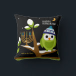 Niedliche Hanukkah Big Owl & Menorah Schneebaumnac Kissen<br><div class="desc">Niedliche Hanukkah Owl & Menorah in einem Schneebaum. Leck die Nächte auf. Dieses Niedliche Hanukkah Owl & Menorah in einem Schneebaum macht total Spaß! Der farbenfrohe Cartoon-Stil wird Freunde und Familie aller Altersgruppen begeistern. Es ist so konzipiert, dass jeder in dieser Ferienzeit lächeln kann. Alle Texte, einschließlich der guten Wünsche...</div>