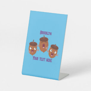 Niedliche Happy Acorns singen Cartoon für Kinder Sockelschild