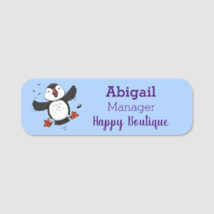 Niedliche Happy-Fying-Puffsängerin mit blauen Cart Namensschild