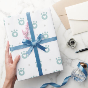 Niedliche Haustier-Tatzen mit Geschenkpapier