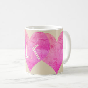 Niedliche, hellrosa Herzen Hinzufügen von Initiale Tasse