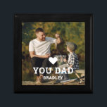 Niedliche HERZ-LIEBE SIE VATER Foto-Namen Erinnerungskiste<br><div class="desc">Niedliche HERART LIEBE YOU VATER Foto Names Geschenkboxen bietet Ihr Lieblings-Foto mit dem Text "(Liebe Herz) Sie Vater" in modernem, weißem Skript mit Ihren Namen unten. Personalisieren Sie diese, indem Sie den Text in dem dafür vorgesehenen Textfeld bearbeiten und ein eigenes Bild hinzufügen. Ideal für Weihnachten, Geburtstag und Vatertag Geschenke....</div>