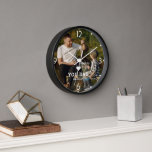 Niedliche HERZ-LIEBE SIE VATER Foto-Namen Uhr<br><div class="desc">Niedliche HERZ-LIEBE YOU VATER Foto Names Wall Clock zeigt Ihr Lieblings-Foto mit dem Text "(Liebe Herz) Sie Vater" in modernem, weißem Drehbuch mit Ihren Namen unten. Personalisieren Sie diese, indem Sie den Text in dem dafür vorgesehenen Textfeld bearbeiten und ein eigenes Bild hinzufügen. Ideal für Weihnachten, Geburtstag und Vatertag Geschenke....</div>