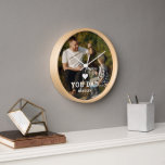 Niedliche HERZ-LIEBE SIE VATER Foto-Namen Uhr<br><div class="desc">Niedliche HERZ-LIEBE YOU VATER Foto Names Wall Clock zeigt Ihr Lieblings-Foto mit dem Text "(Liebe Herz) Sie Vater" in modernem, weißem Drehbuch mit Ihren Namen unten. Personalisieren Sie diese, indem Sie den Text in dem dafür vorgesehenen Textfeld bearbeiten und ein eigenes Bild hinzufügen. Ideal für Weihnachten, Geburtstag und Vatertag Geschenke....</div>