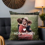Niedliche HERZEN LIEBE SIE MUMMY Mother Day Foto Kissen<br><div class="desc">Niedlich Heart Liebe You Mummy Mother's Day Foto Kopfkissen zeigt Ihr Lieblings-Foto mit dem Text "(Liebe Herz) Sie Mummy" in modernen weißen Skript mit Ihren Namen unten. Personalisieren Sie diese, indem Sie den Text in dem dafür vorgesehenen Textfeld bearbeiten und ein eigenes Bild hinzufügen. Designed by ©2022 Evco Studio www.zazzle.com/store/evcostudio...</div>
