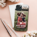 Niedliche HERZEN-LIEBE SIE MUTTERTAGLICHES Foto Case-Mate iPhone Hülle<br><div class="desc">Niedlich Heart Liebe You Mum Mother's Day Foto iPhone Case zeigt Ihr Lieblings-Foto mit dem Text "(Liebe Herz) you Mum" in modernen weißen Skript mit Ihren Namen unten. Personalisieren Sie diese, indem Sie den Text in dem dafür vorgesehenen Textfeld bearbeiten und ein eigenes Bild hinzufügen. Designed by ©2022 Evco Studio...</div>