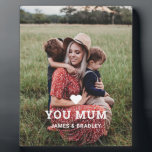 Niedliche HERZEN-LIEBE SIE MUTTERTAGLICHES Foto Fotoplatte<br><div class="desc">Niedlich Heart Liebe You Mum Mother's Day Foto Poster zeigt Ihr Lieblings-Foto mit dem Text "(Liebe Herz) you Mum" in modernen weißen Skript mit Ihren Namen unten. Personalisieren Sie diese, indem Sie den Text in dem dafür vorgesehenen Textfeld bearbeiten und ein eigenes Bild hinzufügen. Ideal für Weihnachten, Geburtstag und Muttertagsgeschenke....</div>