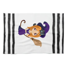 Niedliche Hexe im Lila HutHalloween