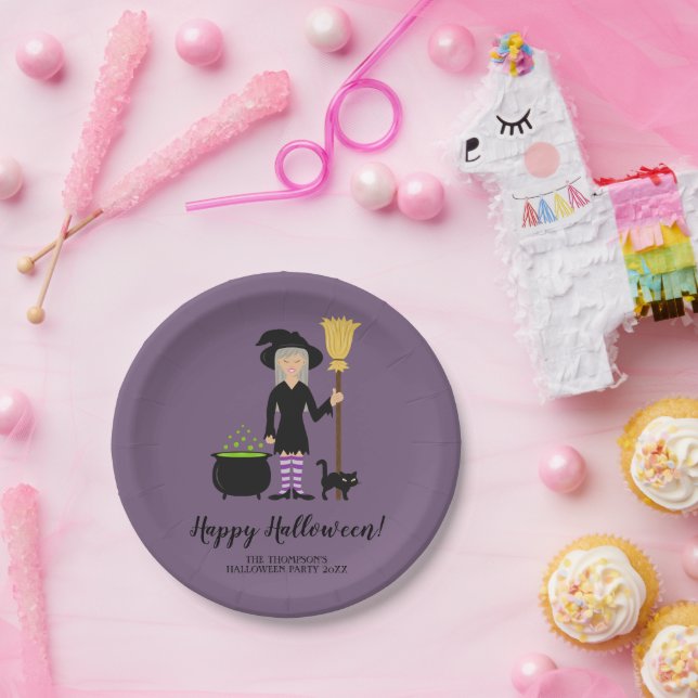 Niedliche Hexe mit einem katzenbenutzerdefinierten Pappteller (Party)