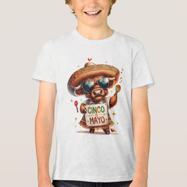 Niedliche Hochlandkuh Tragend Poncho Cinco De Mayo Tri-Blend Shirt (Vorderseite)