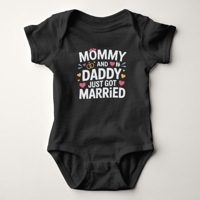 Niedliche Hochzeit Mommy und Daddy Just Married Baby Strampler (Vorderseite)