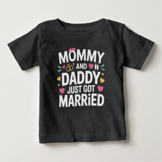 Niedliche Hochzeit Mommy und Daddy Just Married Baby T-shirt