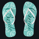 Niedliche Hochzeitskippen für Braut und Bräutigam Flip Flops<br><div class="desc">Niedliche Hochzeitskippen für Braut und Bräutigam. Vintages Sand-Dollar-Muschel-Muster. Benutzerdefinierte Farbe für ihn und sie / Männer und Frauen. Benutzerdefinierte Hintergrundfarbe und personalisierbar mit Namensinitialen. Elegantes Aqua / Türkis blau und weiß seine und ihre Sandalen mit stilvollen Skript-Kalligraphie Typografie. Niedliches personalisiertes Gastgeschenk zum Thema Hochzeit, Hochzeit, Brautparty, Verlobung, Jubiläum, Grillen, Bachelorette,...</div>