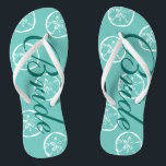 Niedliche Hochzeitskippen für Braut und Bräutigam Flip Flops<br><div class="desc">Niedliche Hochzeitskippen für Braut und Bräutigam. Vintages Sand-Dollar-Muschel-Muster. Benutzerdefinierte Farbe für ihn und sie / Männer und Frauen. Benutzerdefinierte Hintergrundfarbe und personalisierbar mit Namensinitialen. Elegantes Aqua / Türkis blau und weiß seine und ihre Sandalen mit stilvollen Skript-Kalligraphie Typografie. Niedliches personalisiertes Gastgeschenk zum Thema Hochzeit, Hochzeit, Brautparty, Verlobung, Jubiläum, Grillen, Bachelorette,...</div>
